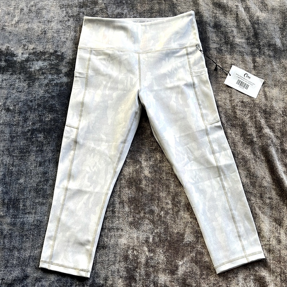 ZYIA ACTIVE 20”LIGHT N TIGHT Capri leggings